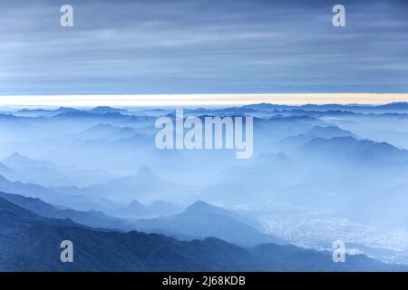 Chinas ouest henan funiu beauté comme la peinture de paysage le matin Banque D'Images