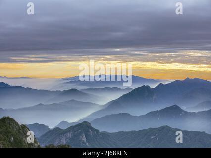 Chinas ouest henan funiu beauté comme la peinture de paysage le matin Banque D'Images