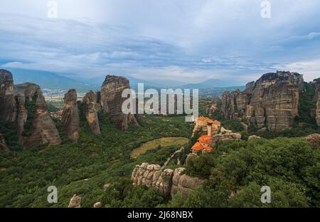 Vue sur le monastère de Rousanou au sommet d'une falaise. Le miracle de Meteora - l'harmonie de l'homme et de la nature en Grèce. Un voyage et un pèlerinage populaires d Banque D'Images