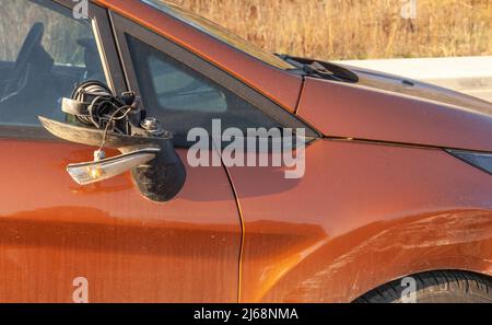 Rétroviseur latéral cassé sur le gros plan de la voiture sale. Rétroviseur extérieur droit endommagé, accident de la route Banque D'Images