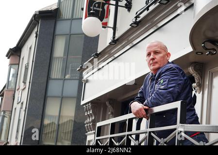 26 avril 2022, Irlande, Letterkenny: Mark Ciran Bonner devant un pub irlandais. Les prochaines élections en Irlande du Nord pourraient donner un coup de pouce décisif aux partisans de la réunification avec l'Irlande. (Vers dpa « vers une irlande unie ? - L'Irlande du Nord fait face aux élections directionnelles ») photo: Larissa Schwedes/dpa Banque D'Images