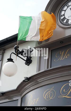 26 avril 2022, Irlande, Letterkenny: Drapeau irlandais à Letterkenny. Les prochaines élections en Irlande du Nord pourraient donner un coup de pouce décisif aux partisans de la réunification avec l'Irlande. (Vers dpa « vers une irlande unie ? - L'Irlande du Nord fait face aux élections directionnelles ») photo: Larissa Schwedes/dpa Banque D'Images