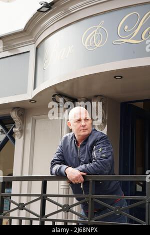 26 avril 2022, Irlande, Letterkenny: Mark Ciran Bonner devant un pub irlandais. Les prochaines élections en Irlande du Nord pourraient donner un coup de pouce décisif aux partisans de la réunification avec l'Irlande. (Vers dpa « vers une irlande unie ? - L'Irlande du Nord fait face aux élections directionnelles ») photo: Larissa Schwedes/dpa Banque D'Images