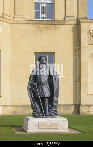 Statue de John Radcliffe à l'extérieur de l'ancien observatoire Radcliffe Green Templeton College University of Oxford England Banque D'Images