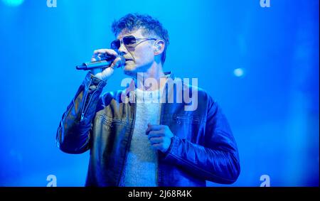 Morten Harket, chanteur principal du groupe pop A-ha, se produit sur scène au Keepmoat Stadium de Doncaster. Banque D'Images