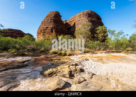 Dômes karstiques en grès typiques et lit de repos sec au parc national de Purnululu ou Bungle Bungles, un site classé au patrimoine mondial de l'UNESCO dans les Kimberley, au occidental Banque D'Images