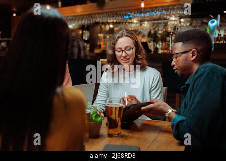 divers collègues pour boire de la bière Banque D'Images