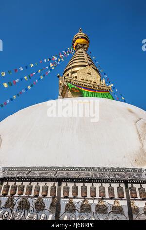 Le dôme et la flèche d'or de Swayambhunath Stupa, Katmandou, Népal, avec des roues de prière à la base Banque D'Images