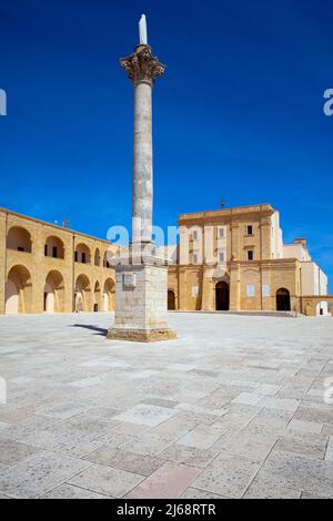 Sainte Marie (Santa Maria) du Sanctuaire de Leuca, province de Lecce, Salento, Pouilles (Puglia), sud de l'Italie. La colonne Corinthienne a été érigée en 1939 à ce Banque D'Images