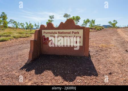 Porte-nom à l'entrée du parc national de Purnululu ou de Bungle Bungles, site classé au patrimoine mondial de l'UNESCO dans les Kimberley, Australie occidentale, Australie occidentale, Australie méridionale Banque D'Images