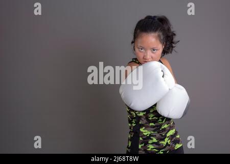 sportif asiatique ethnicité avec gants de boxe Banque D'Images