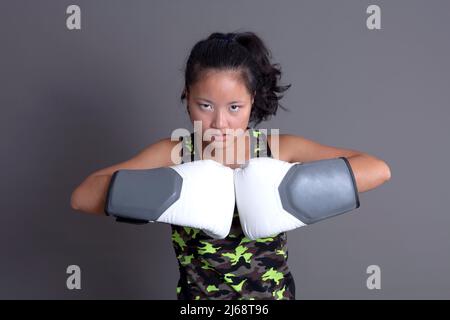 sportif asiatique ethnicité avec gants de boxe Banque D'Images