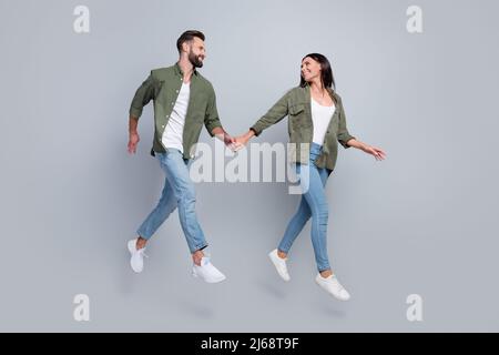 Photo pleine longueur de l'affectueux époux dame gars saut aller boutique ouvert rabais isolé sur fond de couleur grise Banque D'Images