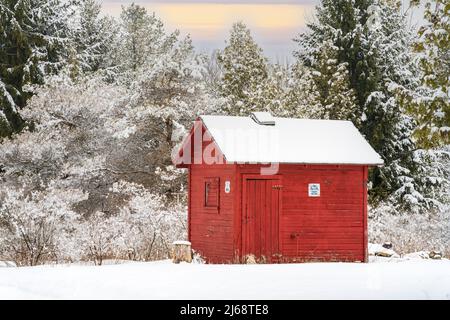 Une scène vraiment rurale de comté de porte Wisconsin que j'ai trouvé très près de ma maison peu de temps après une tempête de fin d'hiver givré le paysage en poudre blanche. Banque D'Images