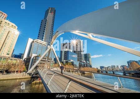 Vue sur la zone de Southbank depuis la passerelle piétonne au-dessus de la Yarra River, Melbourne, Victoria, Australie Banque D'Images
