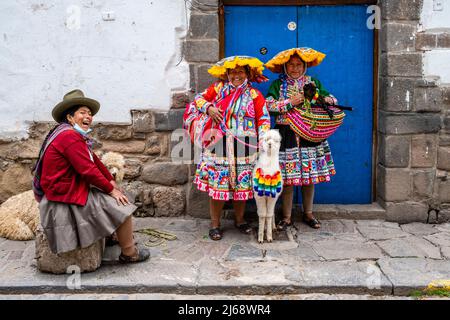 Les femmes en costume traditionnel posent avec leur PET Alpacas dans la région de San Blas de Cusco, province de Cusco, Pérou. Banque D'Images