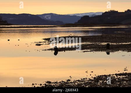 Coucher de soleil au fjord de Trondheim, rivière Gaula et réserve naturelle gaulosen. Vue sur la zone agricole de Byneset située près de la ville de Trondheim Banque D'Images