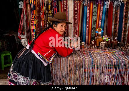 Une femme indigène à l'extérieur de son atelier d'artisanat dans la ville de Pisac, la Vallée Sacrée, province de Calca, Pérou. Banque D'Images