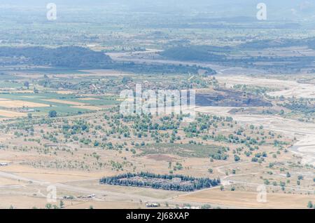 Vue panoramique sur le mont Meteora depuis la ville de Kalambaka en Grèce. Banque D'Images