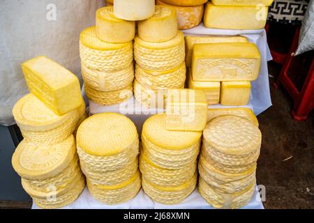 Fromage local à vendre sur un marché extérieur de rue à Cusco, province de Cusco, Pérou. Banque D'Images