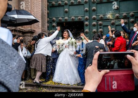 Un jeune couple péruvien quitte la cathédrale après s'être marié, Cusco, province de Cusco, Pérou. Banque D'Images