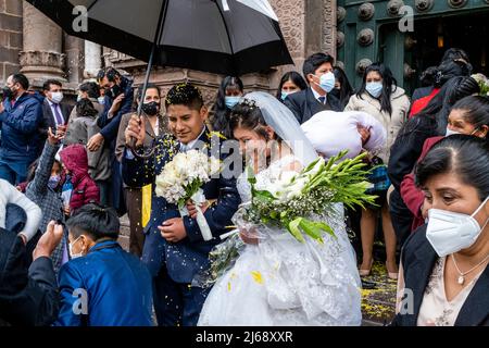 Un jeune couple péruvien quitte la cathédrale après s'être marié, Cusco, province de Cusco, Pérou. Banque D'Images