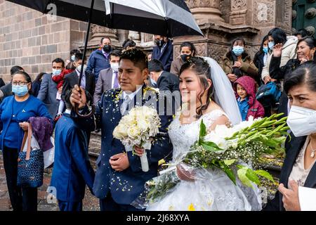 Un jeune couple péruvien quitte la cathédrale après s'être marié, Cusco, province de Cusco, Pérou. Banque D'Images