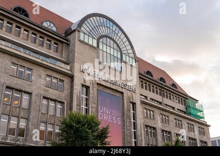 Façade du KaDeWe ou Kaufhaus des Westens dans la capitale de l'Allemagne. Un centre commercial de luxe situé sur la Tauentzienstrasse. Banque D'Images