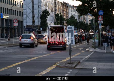 Les scooters électriques se chargent dans une fourgonnette pour l'entretien. Les accumulateurs E-scooter doivent être chargés. Banque D'Images