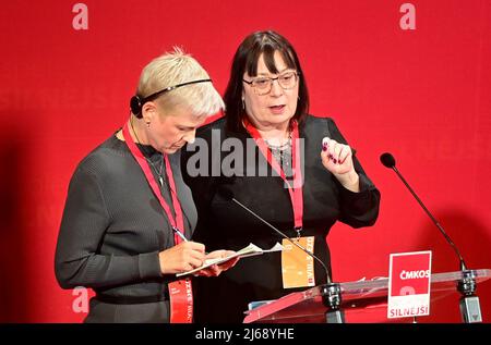 Prague, République tchèque. 29th avril 2022. Esther Lynch, à droite, secrétaire général adjoint de la Confédération européenne des syndicats (ces), s'exprime lors du congrès de la Confédération des syndicats de Bohème-Moravie (CMKOS) à Prague, République tchèque, le 29 avril 2022. (CTK photo/Roman Vondrous) Credit: CTK/Alay Live News Banque D'Images