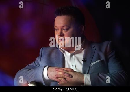 Shaun Murphy regarde Judd Trump en action contre Mark Williams au pays de Galles pendant le 14 e jour du Championnat du monde de Snooker de Betfred au Crucible, Sheffield. Date de la photo: Vendredi 29 avril 2022. Banque D'Images