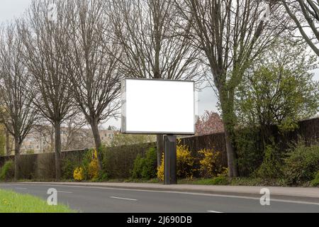 Panneau d'affichage publicitaire pour une maquette. Modèle vide pour une annonce à côté d'une grande rue. Espace pour une affiche commerciale dans le centre-ville. Banque D'Images