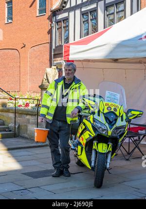 Collecte pour Lincolnshire service de vélo d'urgence de sang High Street Lincoln City 2022 Banque D'Images