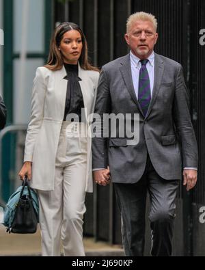 Londres, Royaume-Uni, 29th avril 2022. Boris Becker, ancien as de tennis, avec sa petite amie Lilian de Carvalho, se rend au tribunal de la Couronne de Southwark où il doit être condamné aujourd'hui. Becker est confronté à la possibilité d'une peine d'emprisonnement après avoir été reconnu coupable plus tôt cette année de quatre accusations concernant son cas de faillite. Credit: Imagetraceur/Alamy Live News Banque D'Images