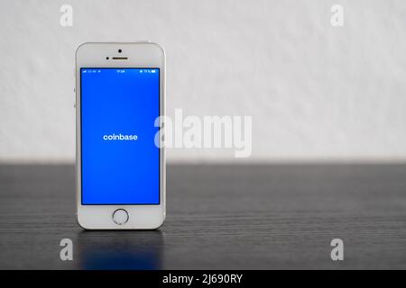 Application Coinbase sur un smartphone le jour de l'introduction en bourse. Place de marché pour échanger une crypto-monnaie comme Bitcoin et Ethereum. Banque D'Images