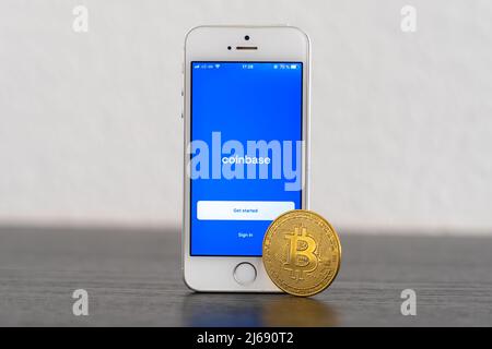 Application Coinbase sur un smartphone le jour de l'introduction en bourse. Place de marché pour échanger une crypto-monnaie comme Bitcoin et Ethereum. Banque D'Images