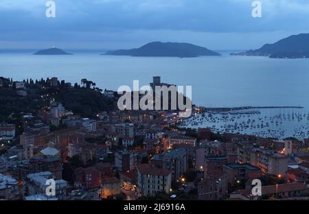 Paysage marin nocturne avec lumières chaudes sur le golf de Poeti avec Lerici et Portovenere en Ligurie, Italie Banque D'Images