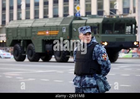 Soldat de la Garde nationale debout devant le lanceur automoteur du système de missiles Iskander-M, forces militaires russes Banque D'Images