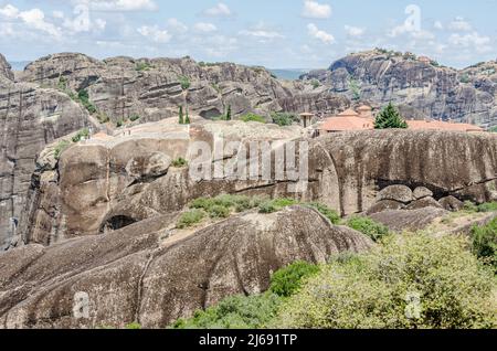 Vue sur les rochers spécifiques du Mont Meteor en Grèce. Banque D'Images