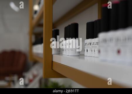 Des photos de salon de coiffure et d'ongles avec diverses images nécessaires pour vos plateformes de médias sociaux.Images des hommes obtenir une coupe de cheveux. Banque D'Images