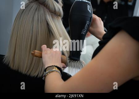 Des photos de salon de coiffure et d'ongles avec diverses images nécessaires pour vos plateformes de médias sociaux.Images des hommes obtenir une coupe de cheveux. Banque D'Images