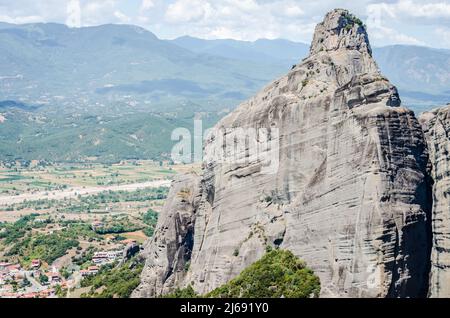 Vue sur les rochers spécifiques du Mont Meteor en Grèce. Banque D'Images