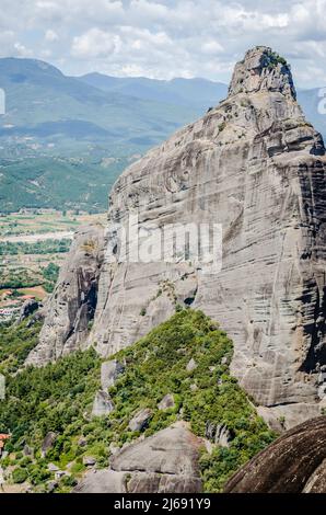 Vue sur les rochers spécifiques du Mont Meteor en Grèce. Banque D'Images