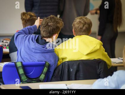 Mayence, Allemagne. 29th avril 2022. 29 avril 2022, Rhénanie-Palatinat, Mayence: Deux étudiants qui ont fui l'Ukraine s'assoient à leur bureau lors d'un exercice en cours d'allemand au Gymnasium am Kurfürstendamm Schloss. Plus de 5400 enfants et jeunes d'Ukraine sont actuellement inscrits dans des écoles de Rhénanie-Palatinat. En outre, selon le Ministère de l'éducation, 70 enseignants de nationalité ukrainienne et 51 autres enseignants de soutien linguistique ont été embauchés depuis la mi-février. Photo: Frank Rumpenhorst/dpa/Frank Rumpenhorst/dpa crédit: dpa Picture Alliance/Alay Live News Banque D'Images