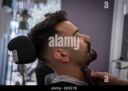 Des photos de salon de coiffure et d'ongles avec diverses images nécessaires pour vos plateformes de médias sociaux.Images des hommes obtenir une coupe de cheveux. Banque D'Images