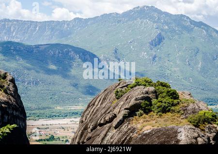 Vue sur les rochers spécifiques du Mont Meteor en Grèce. Banque D'Images