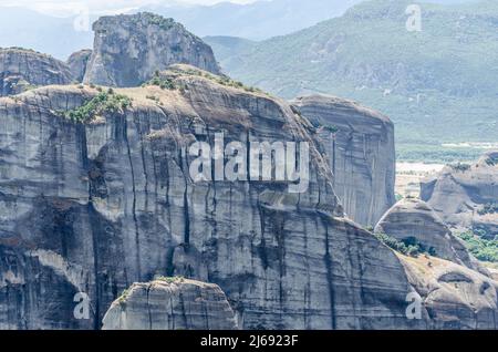 Vue sur les rochers spécifiques du Mont Meteor en Grèce. Banque D'Images