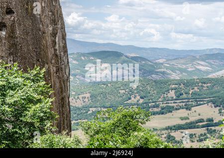 Vue sur les rochers spécifiques du Mont Meteor en Grèce. Banque D'Images