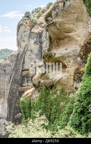 Vue sur les rochers spécifiques du Mont Meteor en Grèce. Banque D'Images