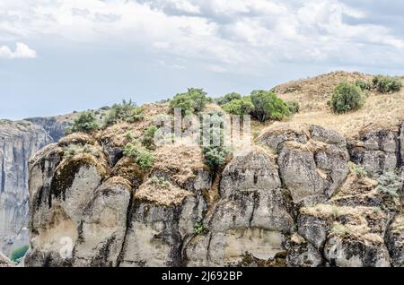 Vue sur les rochers spécifiques du Mont Meteor en Grèce. Banque D'Images